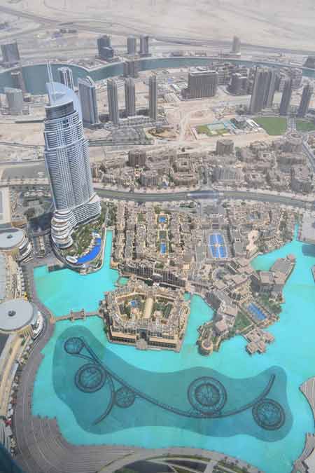 Vue aérienne du centre de Dubaï avec le Burj Khalifa et les bassins turquoise de Downtown Dubai