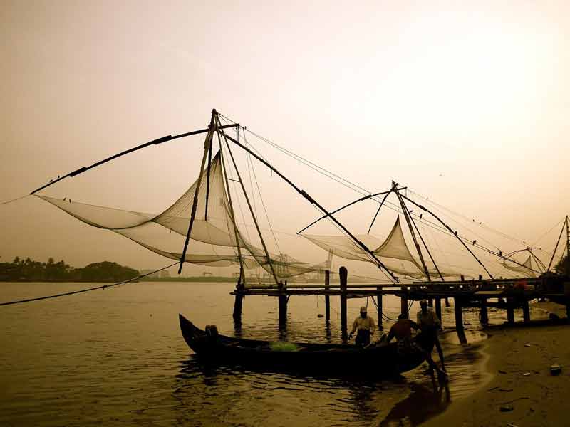 filets de pêche chinois, Kochi, Kerala, au coucher du soleil