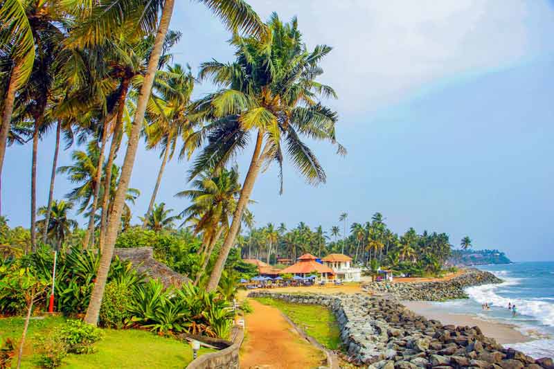 plage de Varkala, Kerala, avec cocotiers et front de mer