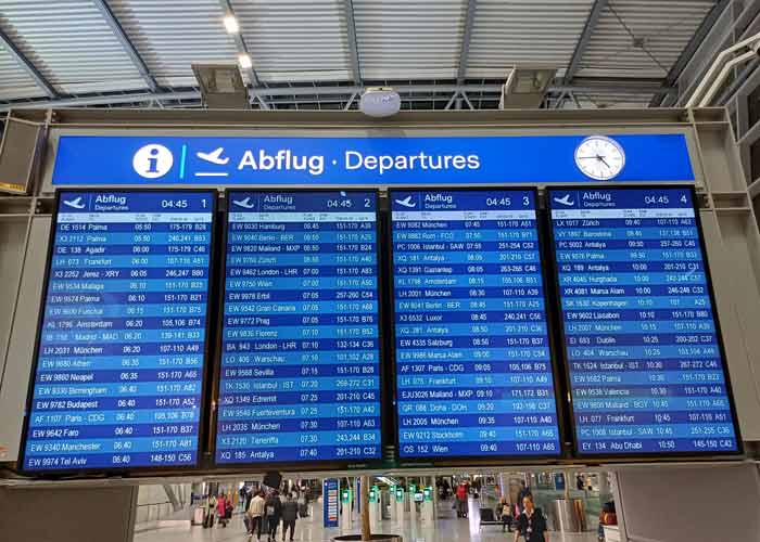 Tableau des d�parts d�a�roport affichant les vols et horaires