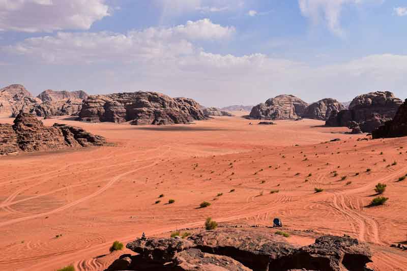 Panorama sur les étendues sablonneuses et les montagnes rocheuses du désert du Wadi Rum en Jordanie