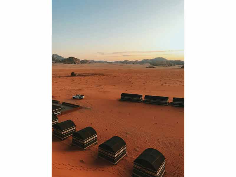Campement de tentes bédouines traditionnelles dans le désert du Wadi Rum au lever du jour, Jordanie