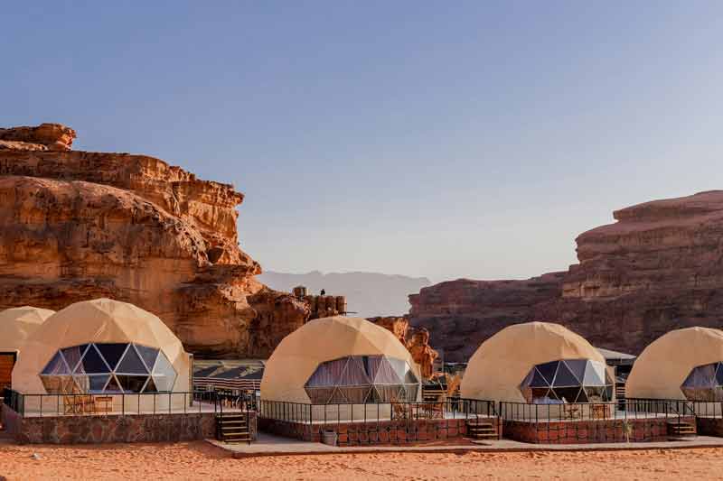 Bulles géodésiques modernes dans un camp de luxe au cœur du désert du Wadi Rum, Jordanie