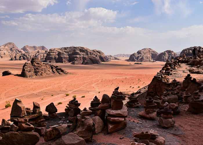 Panorama sur les étendues sablonneuses et les montagnes rocheuses du désert du Wadi Rum en Jordanie