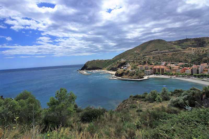 Vue sur la côte Vermeille avec la mer Méditerranée, les reliefs escarpés et les habitations en bord de côte