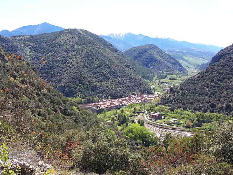 Cité médiévale de Villefranche-de-Conflent vue depuis les hauteurs, au cœur des Pyrénées catalanes