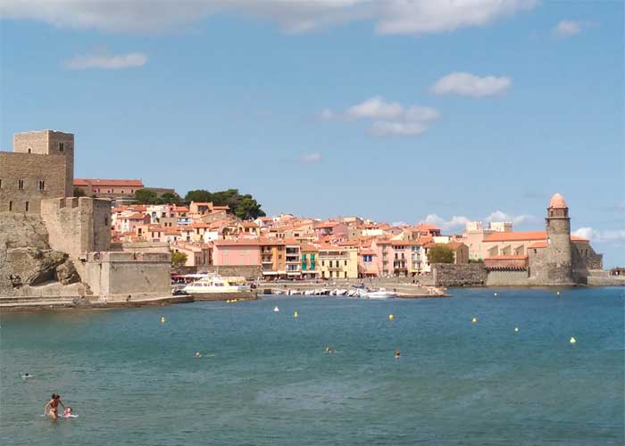 Vue du port de Collioure avec le château royal, les maisons colorées du village et la Méditerranée