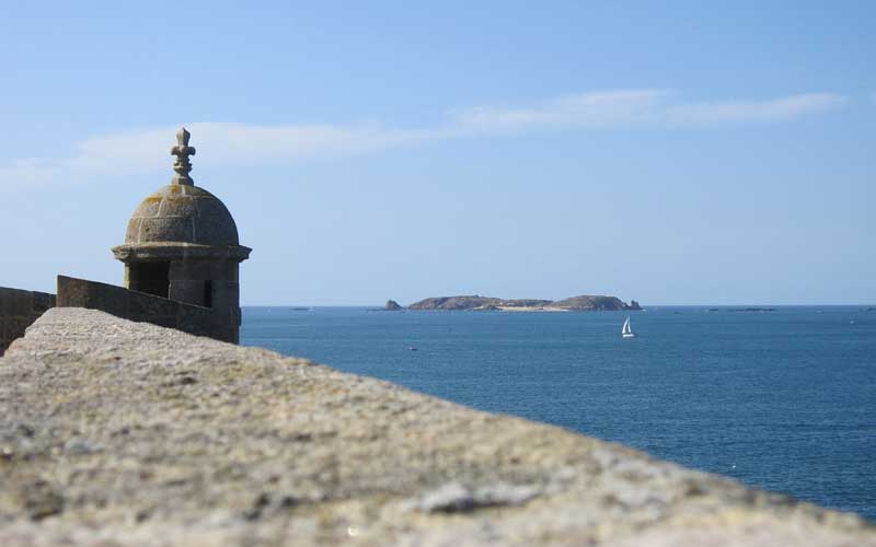 Vue sur l'île Harbour depuis les remparts de Saint-Malo