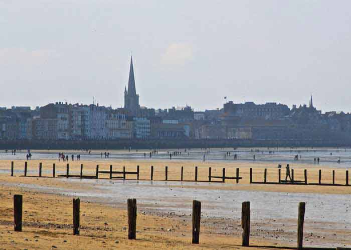 Vue sur Saint-Malo depuis la grande plage du Sillon