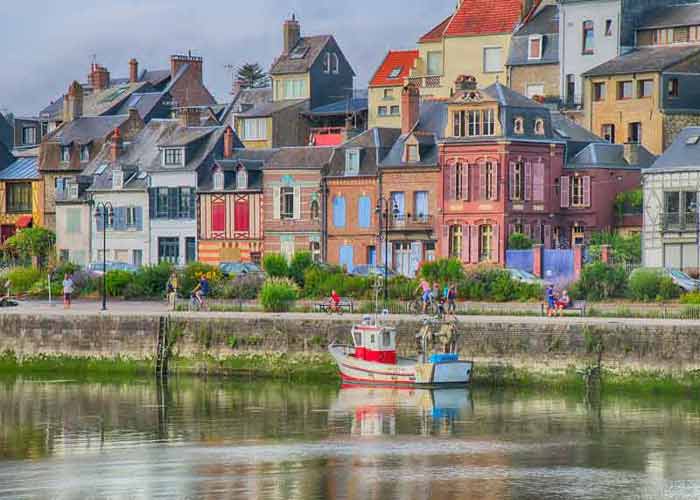 Maisons colores et bateau de pche sur le quai de Saint-Valery-sur-Somme, 
							charmant port de la baie de Somme, avec une atmosphre pittoresque et anime