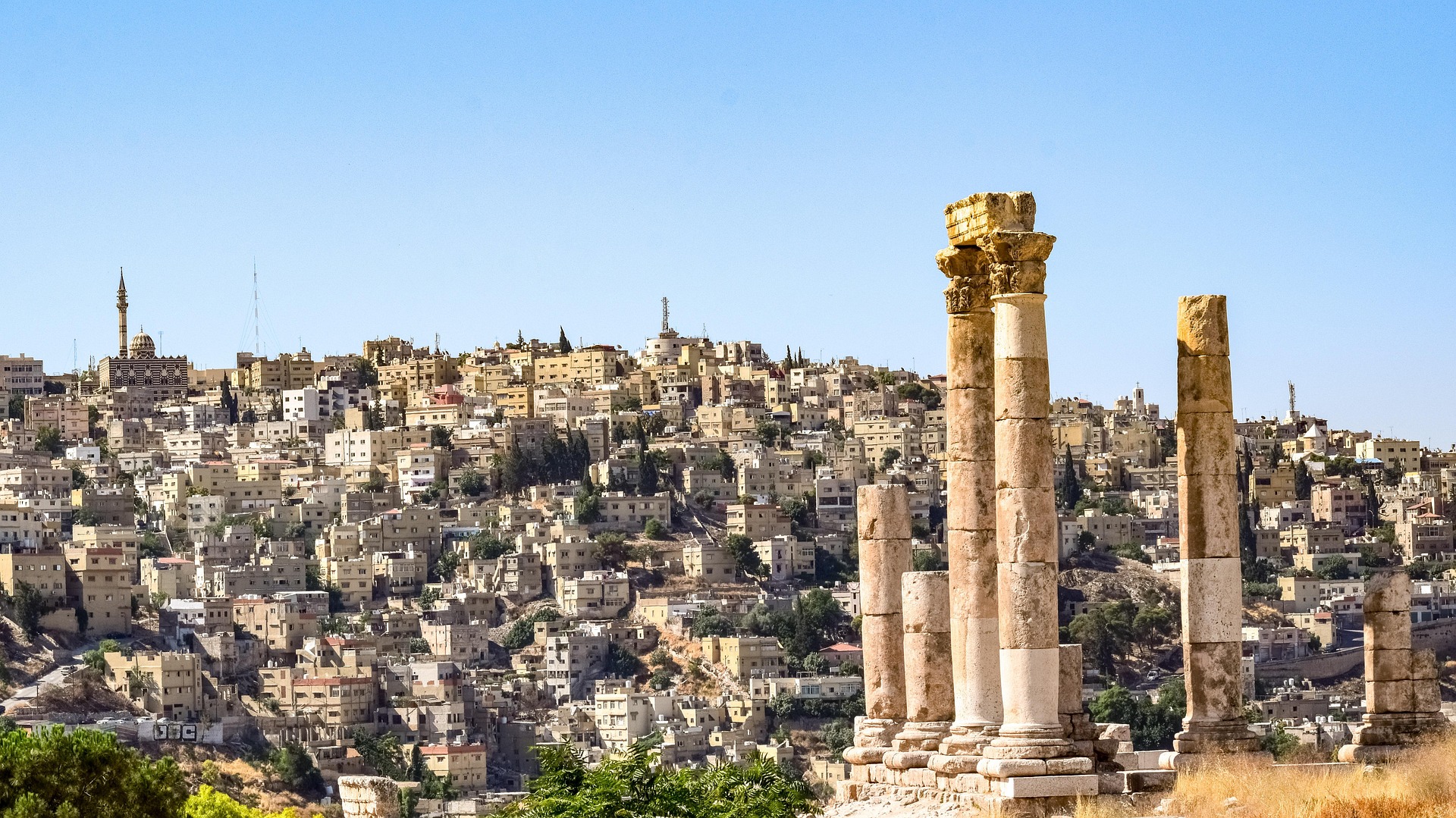 Colonnes romaines du temple d'Hercule avec vue sur la ville d'Amman en Jordanie