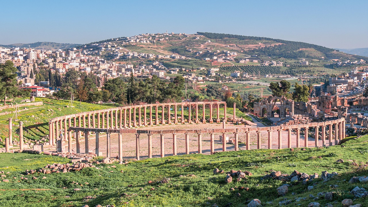 Forum ovale de Jerash en Jordanie, site archéologique gréco-romain entouré de colonnes, au cœur d’un paysage vallonné