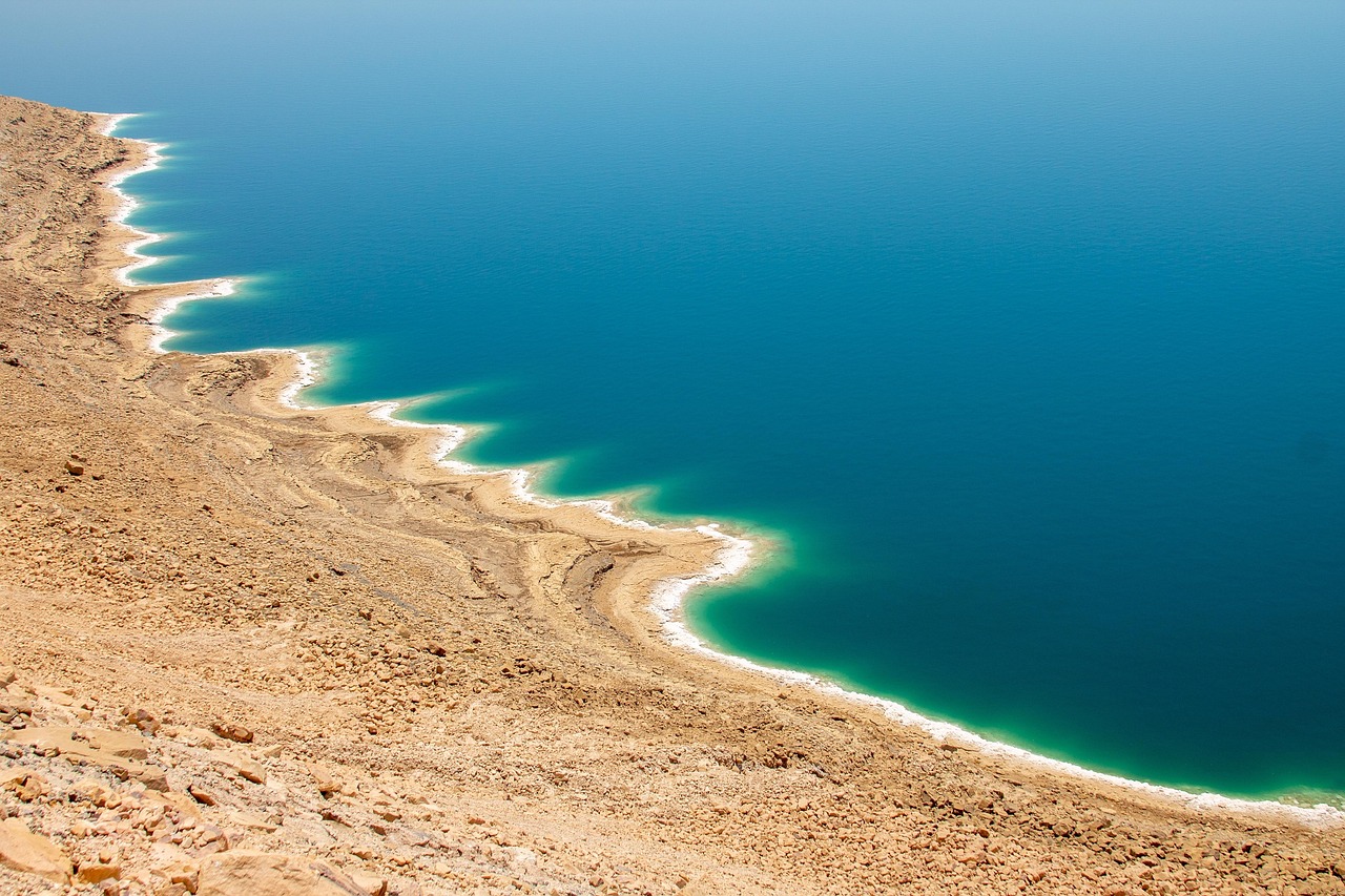 Rivage escarpé de la mer Morte en Jordanie, avec ses reflets turquoise et ses formations salines spectaculaires