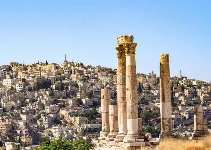 Colonnes romaines du temple d'Hercule avec vue sur la ville d'Amman en Jordanie