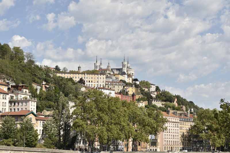 Vue sur la basilique de Fourvière et les toits colorés de Lyon depuis les quais de Saône