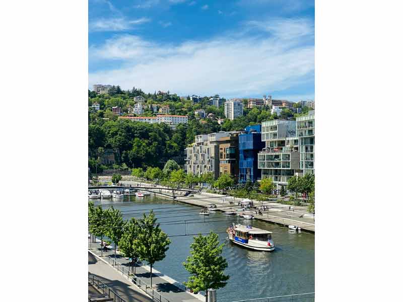 Bateau naviguant sur la Saône dans le quartier moderne de Confluence à Lyon