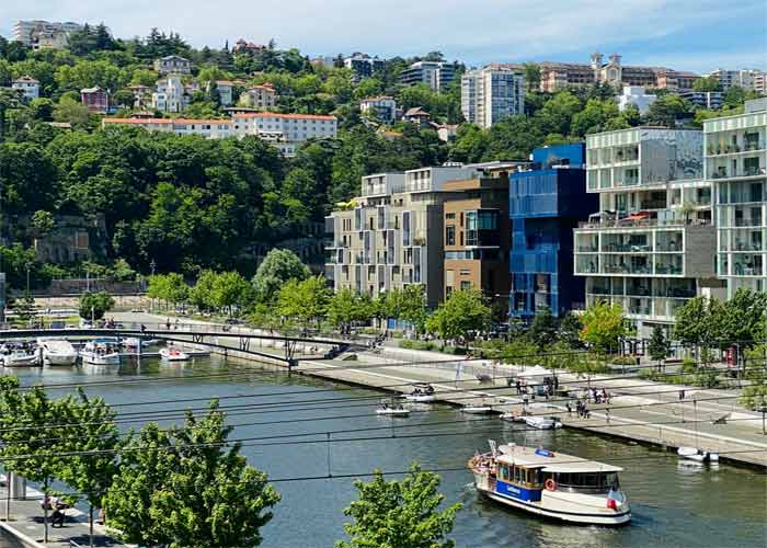 Bateau naviguant sur la Saône dans le quartier moderne de Confluence à Lyon