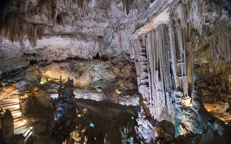 Grotte de Nerja, très grande colonne dans la salle du Cataclysme
