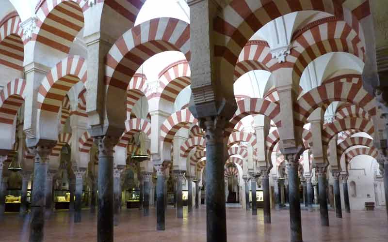 Colonnes et arcades bicolores à l'intérieur de la Mezquita