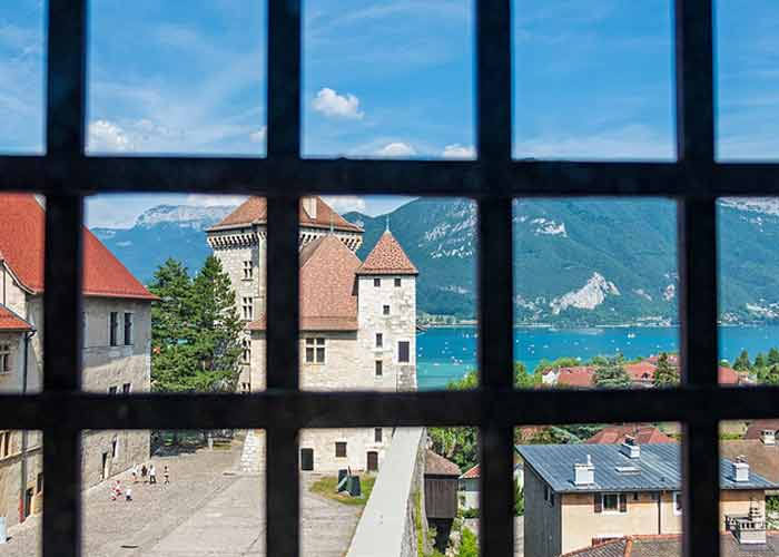 Vue sur la cours intérieure du château et sur le lac d'Annecy