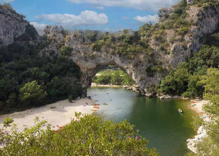 Canos sur la rivire Ardche au pied du pont d'Arc, un site naturel emblmatique en Ardche