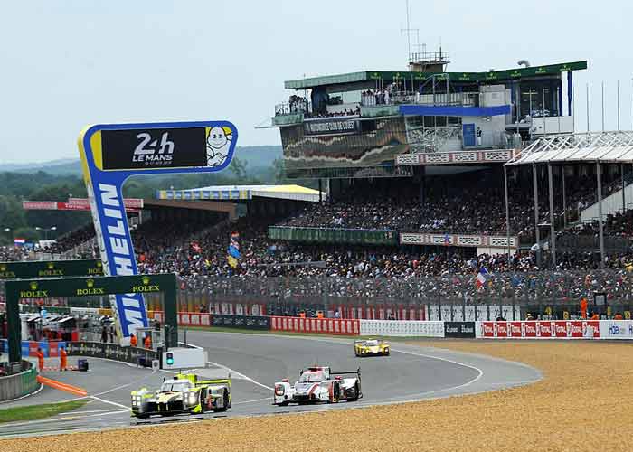 Course de voitures sur le circuit des 24 heures du Mans