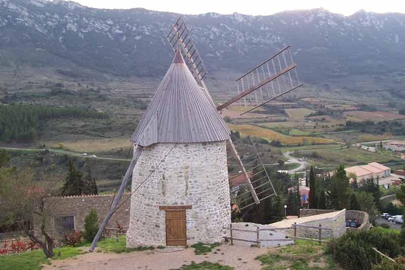 Moulin de Cucugnan dominant le village, paysages des Corbières et atmosphère authentique de l’Aude