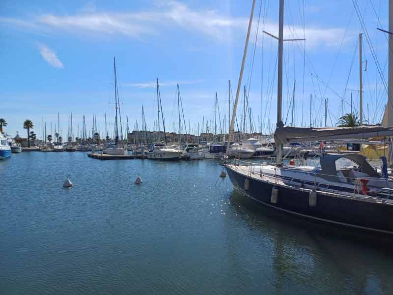 Port de Gruissan dans l’Aude, voiliers amarrés et ambiance méditerranéenne paisible