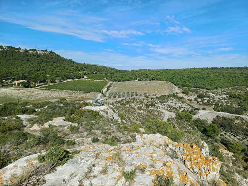 Paysages sauvages du massif de la Clape près de Gruissan, collines et nature préservée