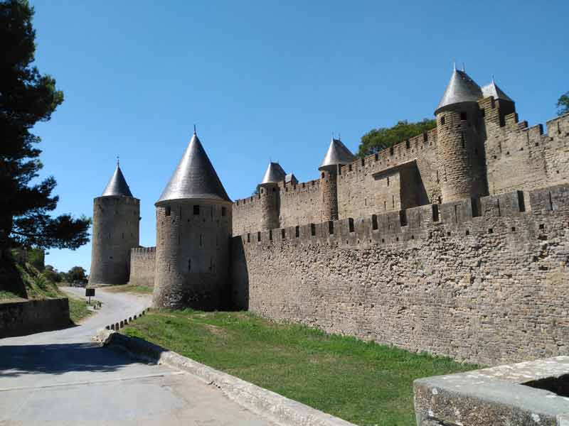 Remparts et tours crénelées de la cité de Carcassonne, vue latérale le long des murailles