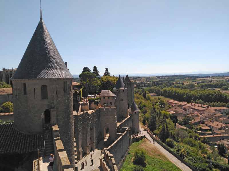 Vue panoramique sur les toits et les tours de la cité médiévale de Carcassonne dominant la ville basse