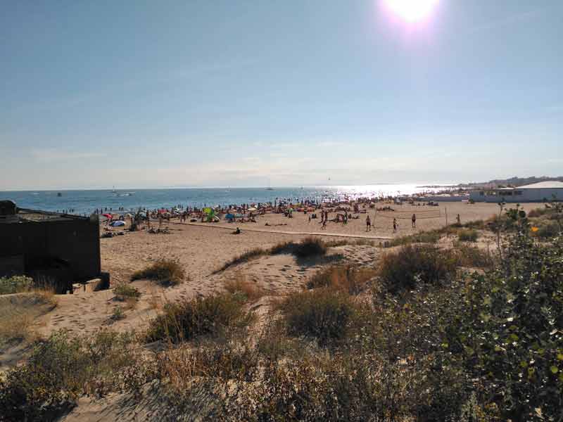 Plage de Leucate sur le littoral audois, sable doré, Méditerranée scintillante et ambiance estivale animée