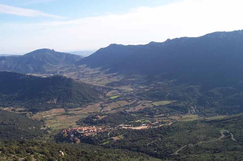 Panorama depuis les hauteurs des Corbières dans l’Aude, reliefs sauvages et vallées à perte de vue