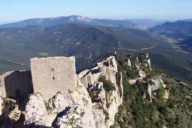 Château de Quéribus perché sur son piton rocheux, vue spectaculaire sur les paysages de l’Aude