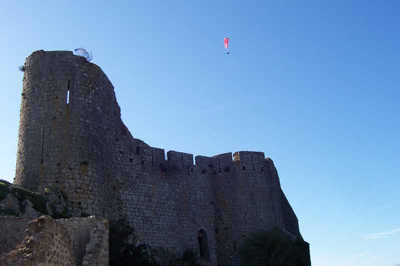 Château de Quéribus perché sur son piton rocheux dans les Corbières, citadelle du vertige sous le ciel de l’Aude