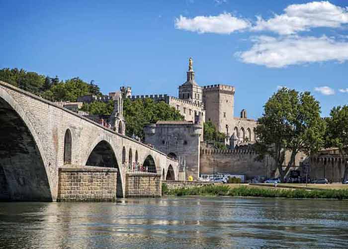 Pont Saint-B�n�zet d'Avignon avec le Palais des Papes en arri�re-plan