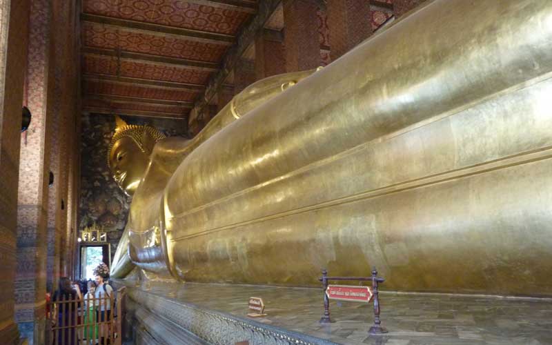 Statue de bouddha (en position couchée) de 46 mètres de long et de 15 mètres de haut dans le Wat Pho