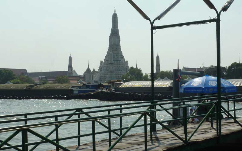 Wat Arun vu depuis le fleuve Chao Phraya