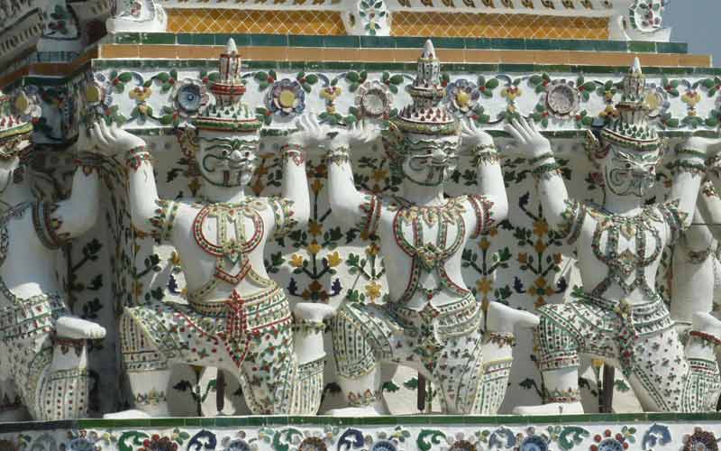 Sculpture de soldats à la base du prang central du Wat Arun