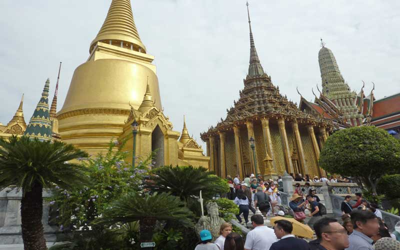 Vue sur le Phra Si Rattana Chedi (Phra Borom Maha Ratcha Wang)