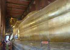 Statue de bouddha de 46 mètres de long au Wat Pho (Bangkok)