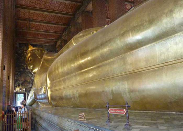 Statue de bouddha de 46 mtres de long au Wat Pho (Bangkok)