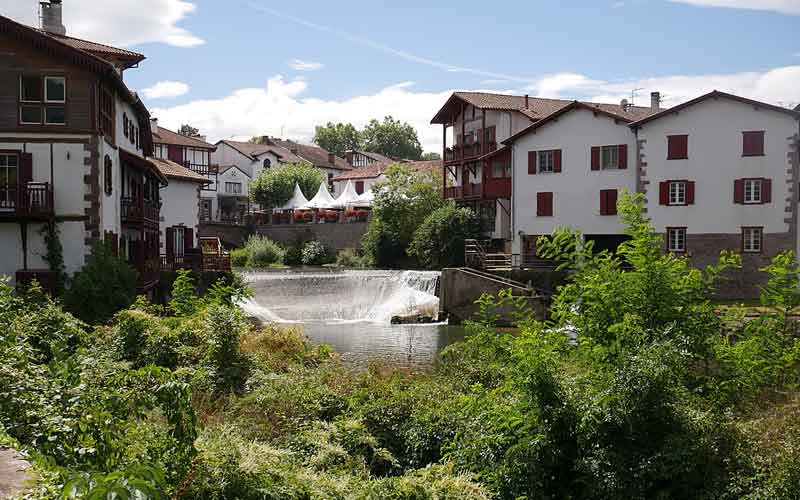 Vue sur Saint-Jean-Pied-de-Port et la Nive