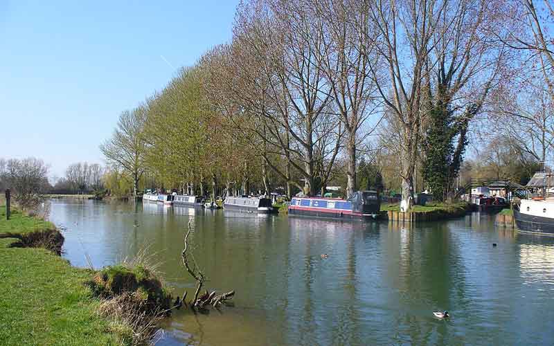 Quelques bateaux sur la Tamise à Lechlade-on-Thames