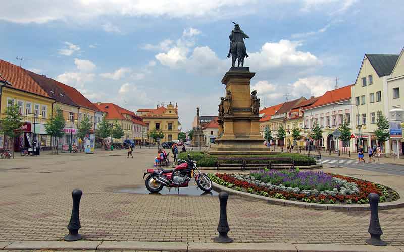 Jiřího náměstí, place principale de Poděbrady avec la statue du roi Georges de Poděbrady