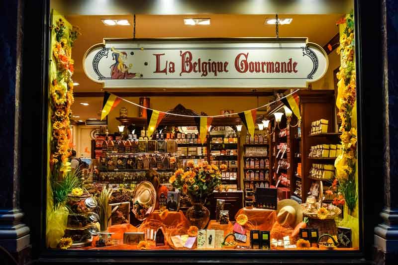 Vitrine colorée de la boutique La Belgique Gourmande à Bruxelles, spécialisée en chocolats et douceurs artisanales belges
