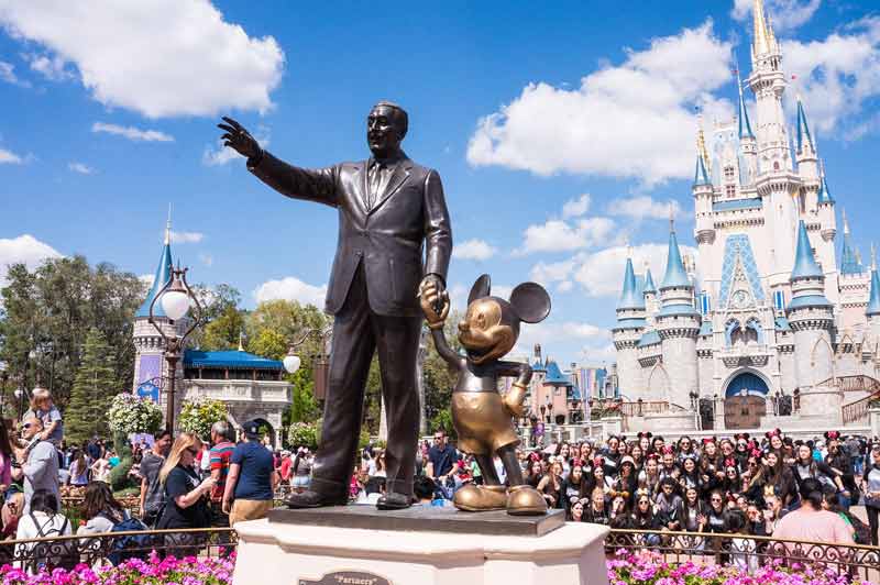 Statue de Walt Disney et Mickey devant le château à Disneyland Paris