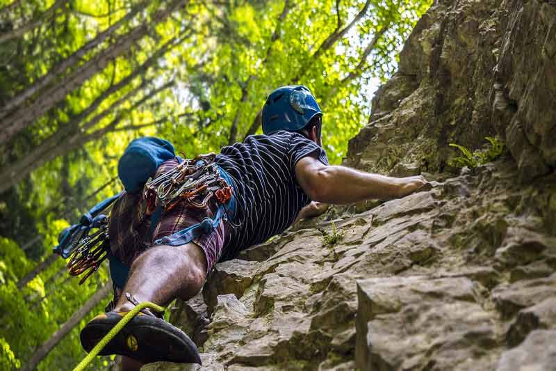 Escalade en pleine nature dans la forêt de Fontainebleau près de Paris