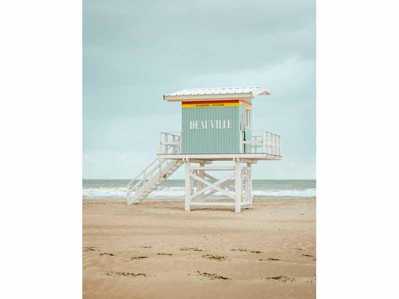 Cabane de sauveteur sur la plage de Deauville en Normandie