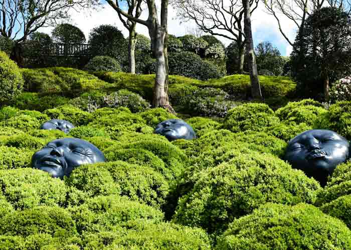 sculptures contemporaines dans le jardin d’Étretat en Normandie